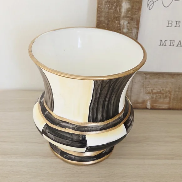 Elegant Black and Cream Planter - Picture 4 of 4